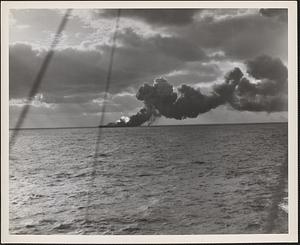 USS Franklin burning, 1000 casualties