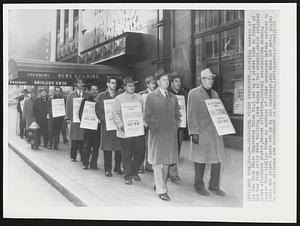 Engravers Picket Newspaper--Striking members of the New York Photo Engravers Union No. 1 set up a picket line in front of the New York Daily News building here today as the walkout, which crippled three afternoon papers, became effective. Several metropolitan morning papers face similar fates as members of other newspaper unions refused to cross the picket lines set up by the engravers, who make the metal plates by which pictures are reproduced on newsprint.