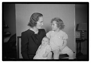 Collier Mrs. & 2 children