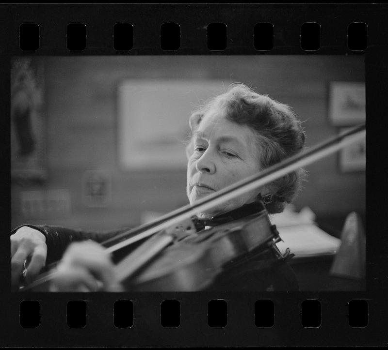 Florence Chapman Pearson playing violin