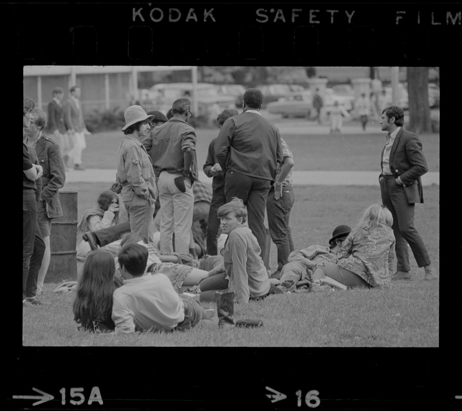 Photo Ancienne De Hippies Ramassant Des Déchets à Boston Common - Années 1900, Neuve
