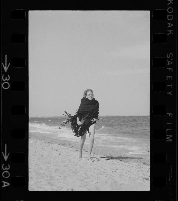 Faye Dunaway walking along a beach