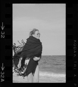 Faye Dunaway walking along a beach