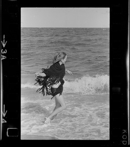 Faye Dunaway walking in the surf