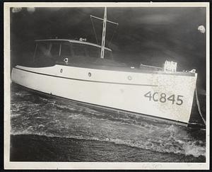 Cabin Cruiser goes ashore at South Boston