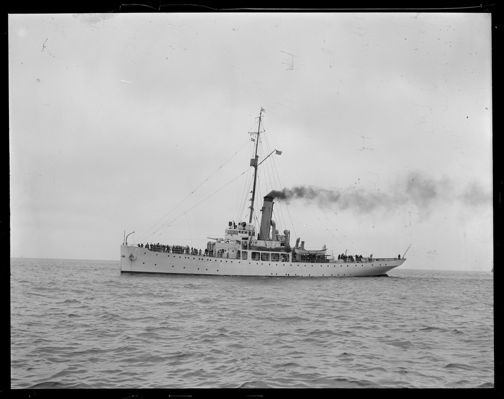 USS Tampa sailing off Gloucester