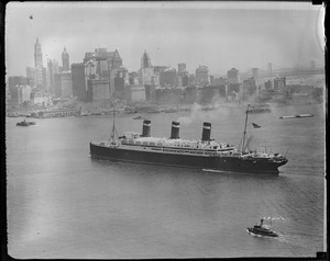 SS Leviathan sailing into N.Y. Harbor