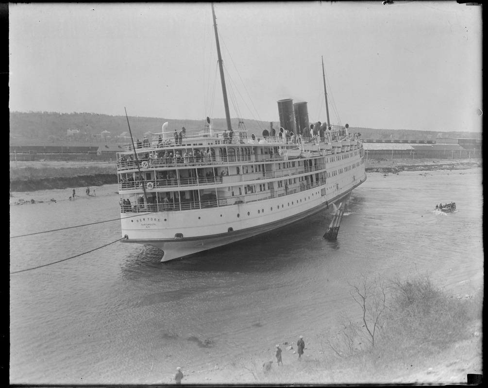 New York based boat New York runs aground in Cape Cod Canal near Sagamore Bridge