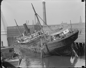 SS Coyote sinks at Chelsea dock
