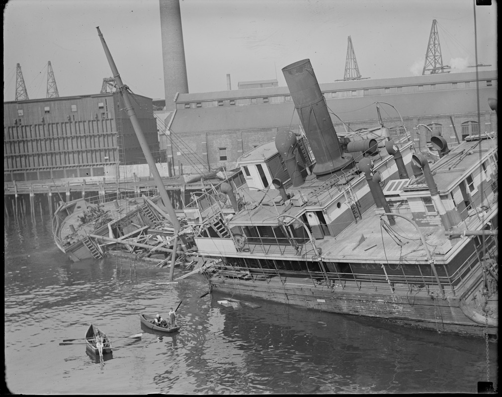 SS Coyote sinks at Chelsea pier