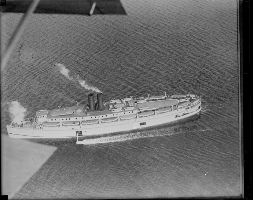 Fall river passenger steamer runs ashore in Nantucket sound. All on board saved.