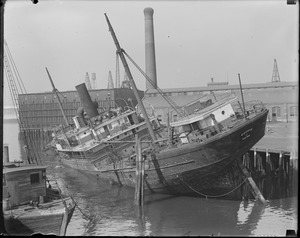 SS Coyote sinks at pier in Chelsea
