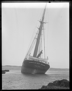 Four master Camilla May Page goes ashore on rocks in Little Harbor, N.H.