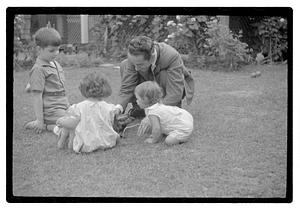 Jesus Sanromá with three children