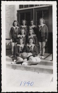 Sports memorabilia/photograph [realia], 1940 girls basketball team