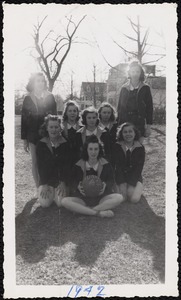 Sports memorabilia/photograph [realia], junior high girls basketball team 1942
