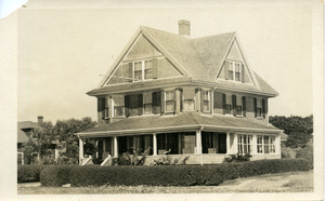 Abbot Academy alumae gathering house in summer