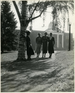Virginia Priest, Virginia Holden, Phyllis Lambert, Ruth Pratt on Abbot Academy campus
