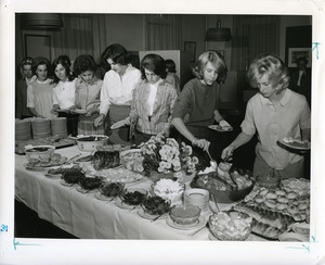 Abbot Academy students in dining hall including Kathy Abler, Pat Morrill, Hannah Demarest