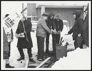 Boston Pickets warm up Neponset Av.