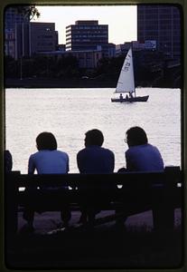 Boston 1981 : Spectators watch sail boats on the Charles River