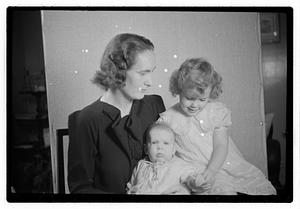 Collier Mrs. & 2 children