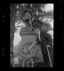 Elderly veteran puts flowers at Civil War general's statue, Boston Public Garden