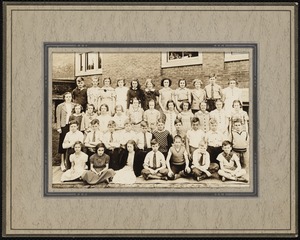 Photographs [realia], class picture of elementary aged students