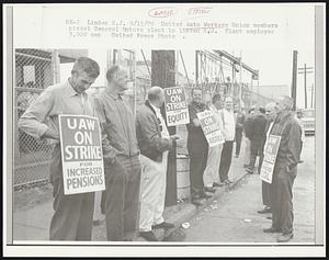 Linden N.J. United Auto Workers Union members picket General Motors plant in Linden, N.J. Plant employes 3,900 men. Labor Strike.