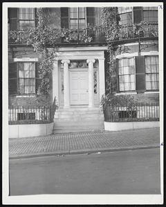 Quiet Elegance dstinguishes many of the old houses. They retain aloofness despite throb and roar of heavy motor traffic just a few feet away.