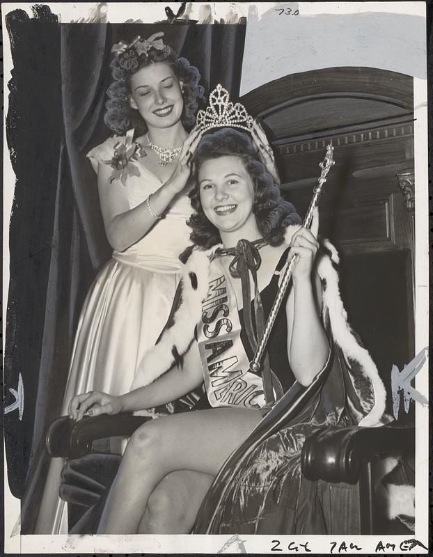 "Miss America 1939" crowns "Miss America 1930"