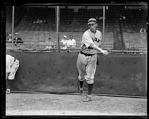 Lon Warneke warming up for the Chicago Cubs