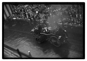 A steam driven fire engine with a sign, "1915"