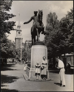 Paul Revere statue, Old No. Church in background