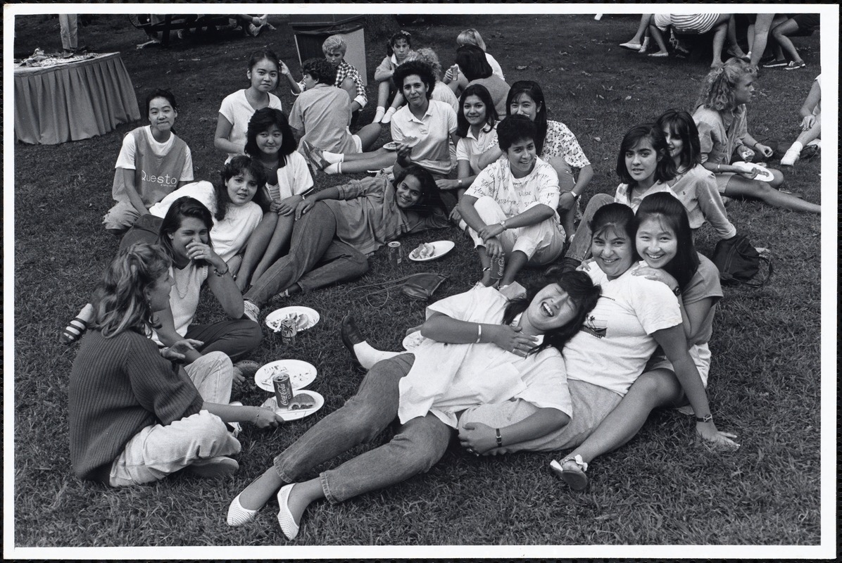 File: informal groups, students outdoors