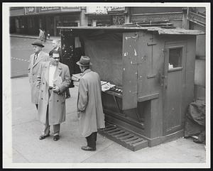 News Blackout-Dealer chats with customer in front of sparsely-stocked newspaper stand in Times Sq., New York. Photo-engravers strike shut down six major New York newspapers for 11 days. Customer holds copy of Herald-Tribune, which is not affected by strike.