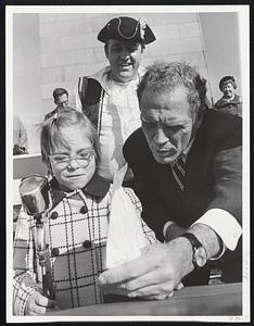 Bunker Hill Ceremony – Eight-year-old Catherine Ducey gets an assist from Mayor Kevin White as she reads her prize-winning composition about the flag during Bunker Hill Ceremony held yesterday. In background is Charlestown Militiaman Bernard Kelly.