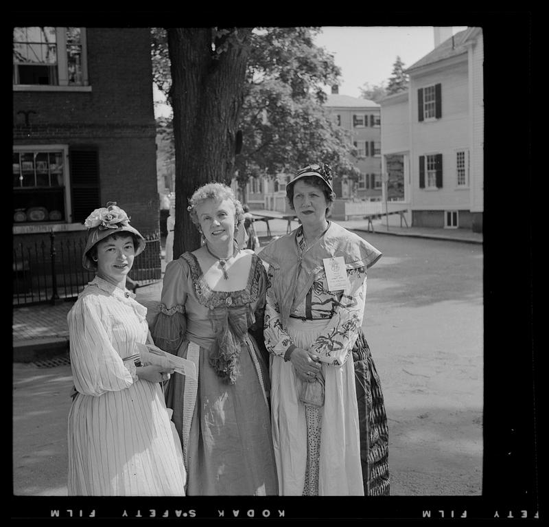 Three women, Chestnut Street Day