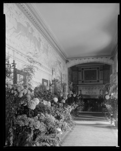 Bellefontaine: hall with flowers