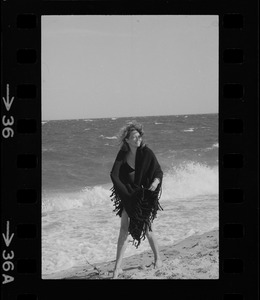 Faye Dunaway walking along a beach