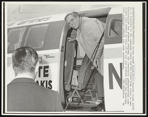 Boston Mayor Kevin White boarded plane 10/27 as he returned to the campaign trail for the first time since he was hospitalized for stomach surgery. The Democratic gubernatorial candidate will travel to Fall River and New Bedford 10/27 for meetings with campaign workers and news conference.