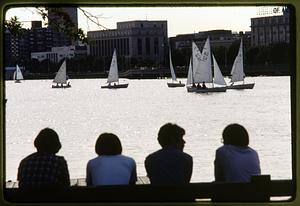 Boston 1981 : Spectators watch sail boats on the Charles River