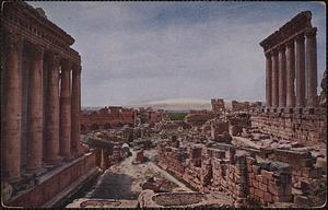 Les deux temples - à droite, temple de Jupiter, à gauche, le temple de Bacchus, au champ, ruines de constsructions arabes