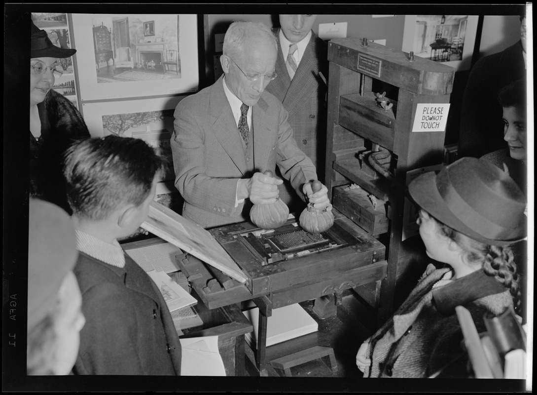 Herald Book Fair. Printing press demonstration