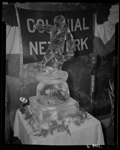 Ice sculpture of a football player with the inscription "to the unsung hero"