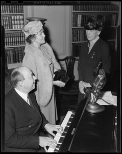 Jan Smeterlin at piano with two women