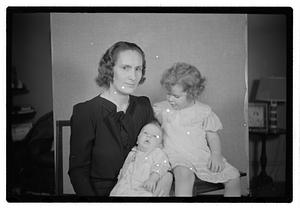 Collier Mrs. & 2 children