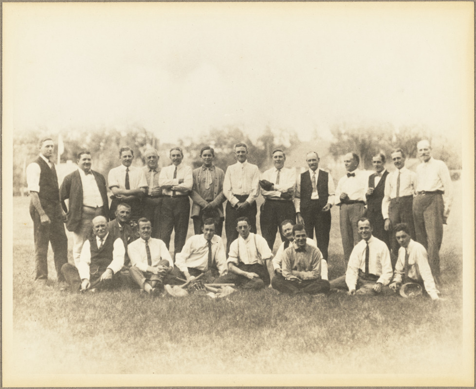 A group of executives, foremen, and salesmen in 1910