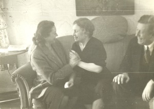 Helen Keller sitting with friends