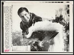 New York -- Pitching In For The Big Win -- Righthander Tom Seaver, the New York Mets' 25-game winner last year who's been named Male Athlete of the Year in The Associated Press annual poll, shovels snow at his home in New York's borough of Queens.